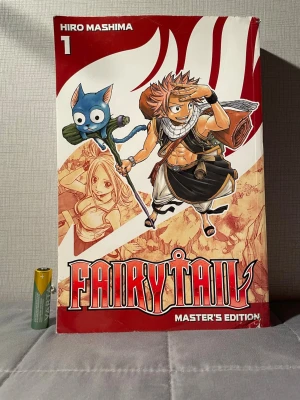 Fairy Tail: Master's Edition 1 - En tjock samlingsvolym av Fairy Tail, fylld med magi, action och humor! Följ med på episka äventyr med färgstarka karaktärer och spektakulära strider. Perfekt för dig som älskar manga och vill ha många kapitel i ett enda band.