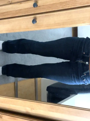 Mörkblå Perfect Jeans bootcut - Säljer ett par mörkblå jeans från Perfect Jeans by Gina Tricot i storlek 32. Modellen är bootcut deras populära plagg, de är stretchiga och passar jätte fint de sitter fint även. De är medelhöga under naveln men man kan dra ner dem som jag har gjort jätte lätt. Perfekt för dig som gillar stilrena och tidlösa jeans!!! 🩷