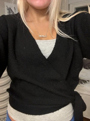 Knyt kofta  - Svart knyt kofta från zalando, even&odd. Står ingen storlek på lappen men skulle säga att den passar xs,s,m eftersom den går att knyta tajtare eller lösare.