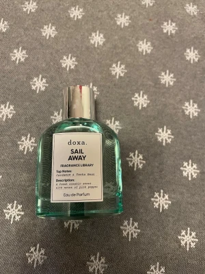 Doxa Sail Away Eau de Parfum - 50 ml Eau de Parfum med fräscha, oceaniska toner och inslag av kardemumma, tonkaböna och rosa peppar. Bara testat men inte min doft.
