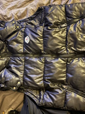 Moncler väst  - säljer min moncler väst då ja köpt en annan väst är i jätte bra skick finns en luva som är avtagsbar 