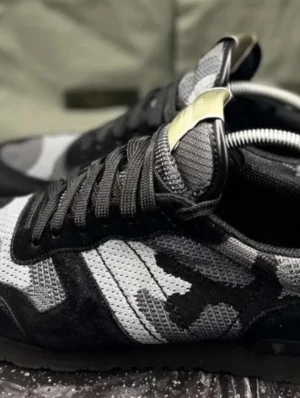 Valentino Rockrunner camo sneakers - Säljer ett par Valentino Rockrunner sneakers i svart, grått och vitt med camouflagemönster. Köpte för nypris, använda ett antal gånger därav det billiga priset. Dustbags ingår givetvis.