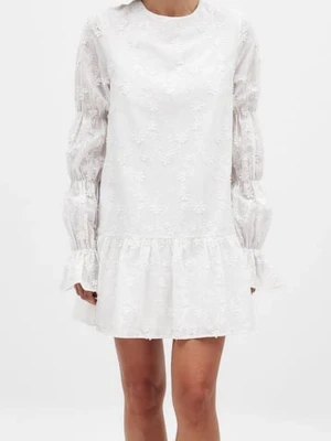 Studentklänning vit - Superfin vit kortklänning med broderade blommor, puffiga långärmar och volang nedtill.  Perfekt till student, midsommar mm. Använd endast en gång på studenten 