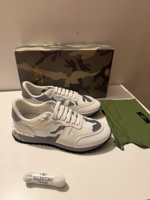 Valentino Rockrunners - Tja! Säljer dessa vita valentino rockrunners i storlek 45, perfekt för vintern och dem kallare dagarna. Priset är ej hugget i sten och kan diskuteras. Tveka inte att höra av er vid frågor eller funderingar