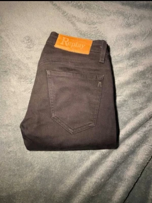 4 st replay Jeans - Säljer 4 par Replay-jeans i mycket bra skick. Jeansen är endast lite använda och väl omhändertagna, utan synliga skador eller slitage.  Replay är ett välkänt premiumvarumärke med fokus på kvalitet, passform och hållbar denim. Jeansen har en tidlös design som passar både till vardag och mer uppklädda tillfällen.  Perfekt för dig som vill ha kvalitetsjeans till ett bättre pris. Säljes gärna tillsammans men kan diskuteras.