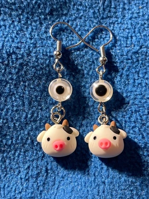 Örhängen med ko 🐮  - Handgjorda örhängen med skyddsöga och kor