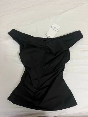 Svart offshoulder topp från Zara - Kommer ej till användning. Ny.