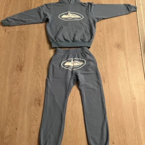 Ljusblå Corteiz set - Säljer ett Ljusblått Corteiz mjukis set. Storleken är XS men passar som S också