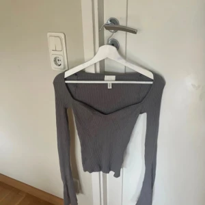 Grå ribbad långärmad topp H&M i storlek XS - jätte fin.