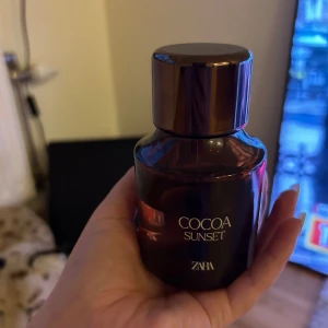 ZARA Cocoa Sunset parfym - Cocoa Sunset från ZARA är en trendig parfym i en stilren flaska. Perfekt för dig som vill ha något unikt och modernt i din samling. Passar dig som gillar att sticka ut och testa nya dofter. Skulle säga att den påminner om sol de janerio 62, ungefär hälften kvar 