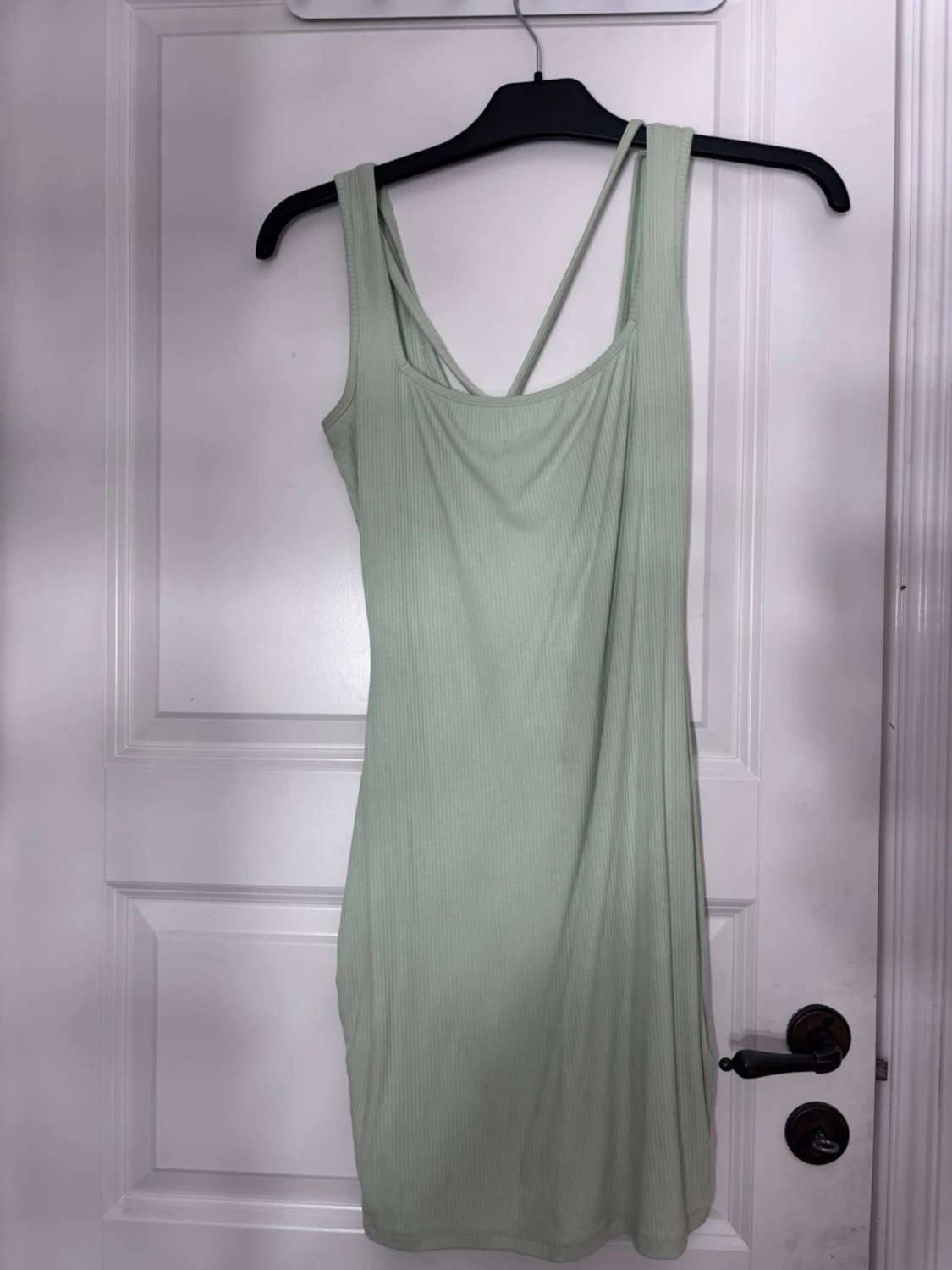 Ljusgrön ribbad kortklänning