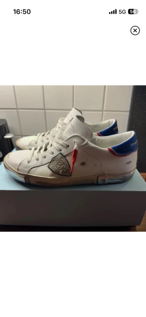 Phillipe model limited - Säljer nu dessa limiterade Phillipe models köpta för 4900kr och dom är helt nya, dom är jätte snygga, helt nya och passar till alla outfits. Dom är ovanliga då det bara finns 50 stycken exemplar som man kunde köpa i deras nya pop out butik i Paris. BYTE FUNKAR BRA.   Kom med frågor, priset ej hugget i sten!                                            Mvh Theodor