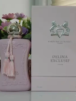Delina Exclusif lyxig parfym 75 ML - Delina Exclusif från Parfums de Marly är en elegant parfym i en rosa flaska med dekorativa tofsar. Volymen är 75 ml. Perfekt för dig som vill sticka ut med en exklusiv och trendig doft från Paris.