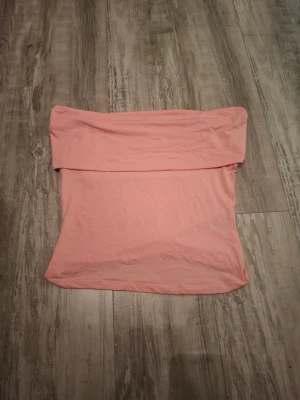 Ljusrosa offshoulder tubtopp - Säljer en ljusrosa offshoulder tubtopp från H&M i mjukt och stretchigt material. Nytt skick, aldrig andvänd! Lapp finns ej kvar. Tajt passform, storlek M. Vet ej vad toppen är köpt för, priset kan förhandlas!