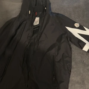 Svart vindjacka från Moncler  - Moncler wind breaker och är i stolek M den passar väldigt bra och passar många olika stiler 