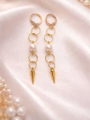 Guldiga örhängen med pärla & detalj - Eleganta, handgjorda örhängen i guldig ton med ringar, vit pärla och spetsig detalj längst ner. Passar perfekt både till vardag och fest ✨ Lätta att bära och ger en stilren men trendig look.  • Färg: Guld & vit 