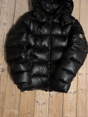 Svart pufferjacka från Moncler - Säljer en moncler maya i storlek S/M som blev för stor för mig. Den är köpt här på plick så saknar äktighetsbevis mm, jackan passar bra på någon som är mellan 178 till 190. 
