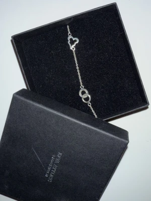 Efva Attling ”Mini Love Bracelet”  -  - ”Lyssna till ditt hjärta, följ ditt hjärta och ha alltid ett galet hjärta.” - Original pris 1600kr  Armband i återvunnet sterlingsilver med kärleksbudskapen ”Pencez De Moy”, ”Twosome” och ”Crazy Heart”. * Längd:justerbar 17, 19cm * Dekor:ø10-12mm * Material:925 sterlingsilver * Kollektion:Mini * Art. nr:14-100-00871  - Otroligt fint armband, älskar den extremt mycket och det finaste armbandet jag har ägt. Har använt den lite, men har inga skador eller repor. Box finns.
