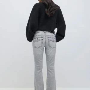  Ljusgrå low bootcut jeans - Säljer ett par ljusgrå low waist bootcut jeans från Gina i storlek 34. Använda fåtal gånger, i jättebra skick. Nypris:500kr. Skriv privat för egna bilder eller frågor💕