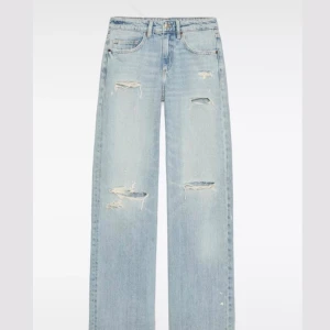 SÖKER JEANS - SÖKER dessa jeans från Zara i strl 34 modell JEANS TRF WIDE LEG MED REVOR