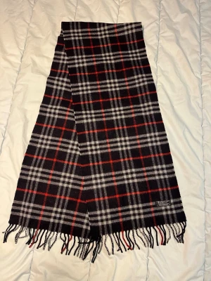 Blå Burberry halsduk  - Burberry halsduk i fint skick hör av dig vid frågor! N11
