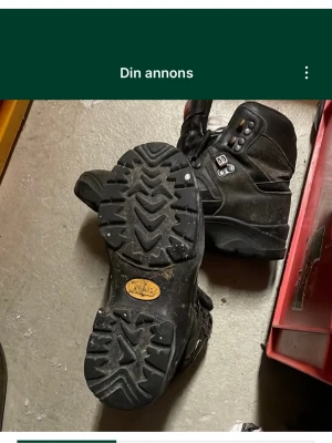 Svarta McKinley kängor strl 38 - Svarta kängor från McKinley i storlek 38 med grov mönstrad sula från Vibram. Skorna har snörning med metallhakar och är tillverkade i slitstarkt skinn. Perfekta för utomhusaktiviteter och äventyr. Säljs på fler sidor.