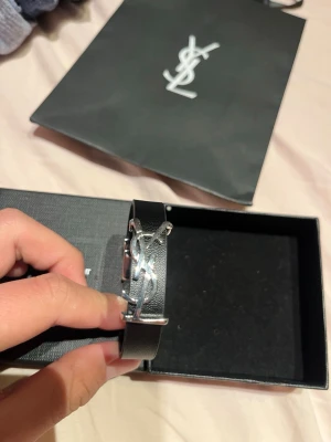 Saint Laurent armband  - Säljer nu mitt snygga saint Laurent armband använd ungefär 4 gånger men inga tecken på användning dock. Hör av er för fler bilder eller andra funderingar😃 pris går att diskutera även byte kan vara intressant 