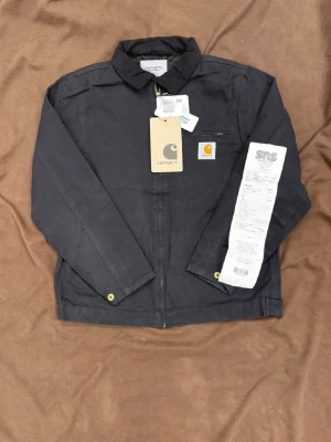 Carharrt Detroit Jacka - ❌OBS lånade bilder❌Köpt här på Plick men satt tyvärr inte som jag ville. Storlek S 