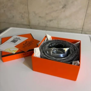 Hermès bälte  - Helt ny oanvänd Exklusivt Hermès bälte! Bältet kommer med kvitto, kort, i original orange box och med dustbag. 110 cm, Perfekt accessoar för att lyfta din outfit med lyxig känsla. Hör av vid intresse! 