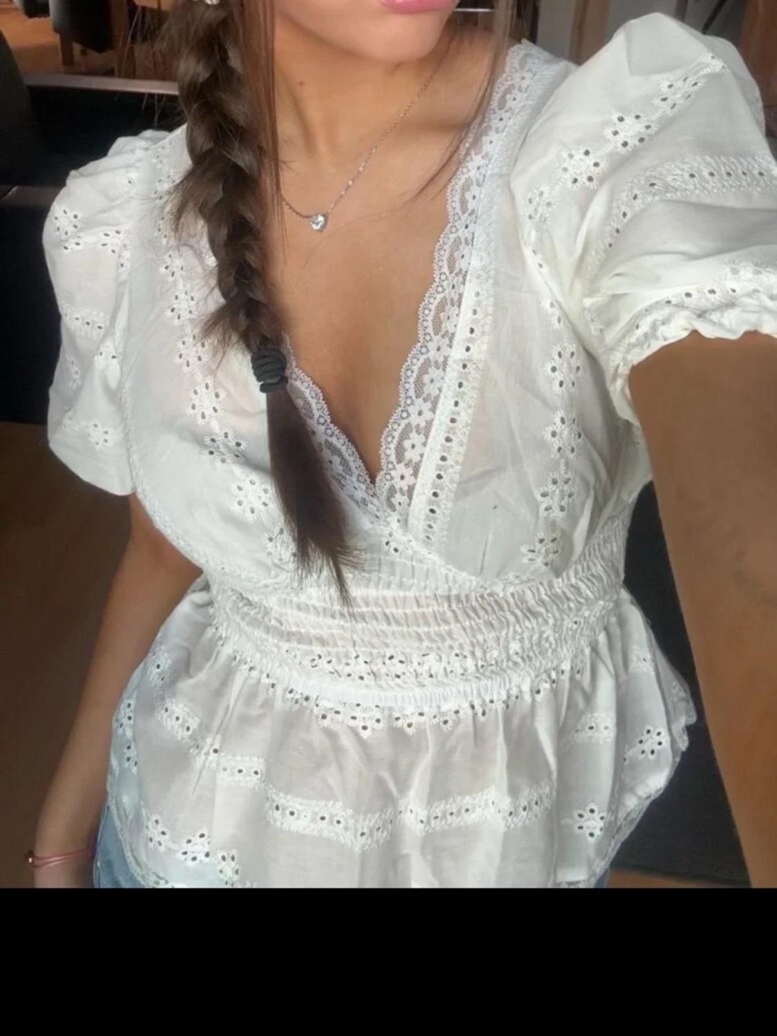 Vit blus med spets och puffärm - 4
