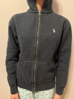 Ralph lauren zip up hoodie - Använd några gånger, färgen marinblå, storlek S passar även M 
