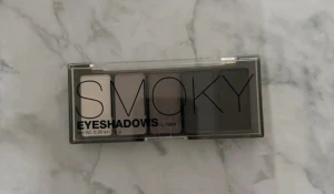 Ögonskuggspalett  - Aldrig använd. Vet inte hur länge jag haft den. 