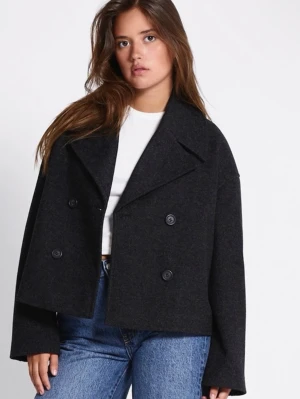 Svart kappa - Snygg svart kappa dubbelknäppning och bred krage. Den är mjuk och värmer bra vid kallare dagar. Aldrig använd så som ny! 