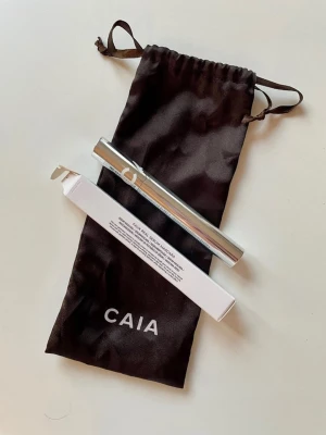 CAIA - Faux Real serum mascara - I originalförpackning! Serum mascara från CAIA som tillför näring till fransarna och ökar både längden och volymen över tid när du använder den, Ger även en dramatisk panoramalook. Jag har ytterligare produkter från Caia till salu, se profil!🥰