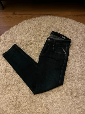 Mörkblå replay jeans - Säljer mina jeans för dem sitter för tight på mig. Dem är knappt använda och i väldigt bra skick. Färgen är mörkblå, inte lika mörk som första bilden men inte lika ljus som andra bilden. Det blev lite konstigt med ljuset. Kan tänka mig gå ner lite i pris men dem är i mycket gott skick. Dem är slimfit