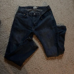 Lager 157 ”New Classic” 33/32 - Säljer ett par Lager jeans i mörkblå denim. Snygg tvätt, knappt använda.