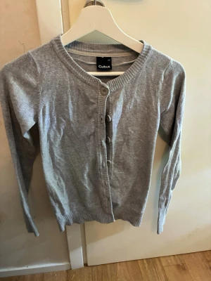 Grå kofta från Cubus XS - Snygg grå kofta från Cubus i storlek XS. 