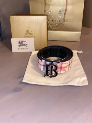 Bälte - 105 cm.  Man kan även byta sida den har två sidor.