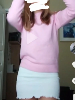 Ljusrosa stickad tröja - Säljer en ljusrosa stickad tröja i storlek xs från vero moda. Den är ifrån mjukt och skönt material och använd fåtal gånger. Pris kan diskuteras🩷