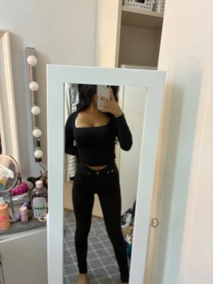 Svarta skinny jeans high waist - Säljer ett par svarta skinny jeans med hög midja och klassisk femficksdesign. 