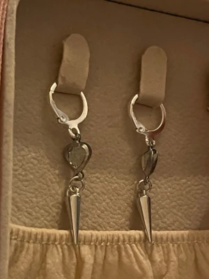 Örhängen - Egengjorda. Rostfritt stål. Postar oftast samma eller dagen efter köp 