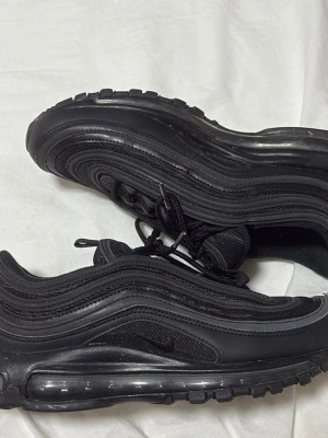 Nike Air Max 97 Svarta sneakers 40,5  - Riktigt fina orginal skor från nike, varsamt använda. Storlek 40,5. 