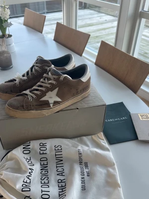 Golden Goose superstar sneakers - Säljer mina riktigt schyssta och unika Golden Goose sneakers. Köpta för 5399 Kr! Size: 43 |skick: 9/10 | og: dustbag, originalbox, äkthetskort | mitt pris: 2900 Kr | Skickas spårbart eller möts upp enligt överenskommelse runt Göteborg. Hör av dig vid frågor eller fler bilder!