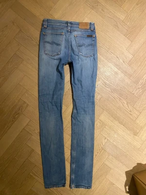 Faded nudie jeans - Nudie jeans med feta slitningar. W28, L34. Riktigt snygga jeans med feta fades som ger en unik vibe. Slim fit jeans