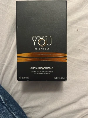 Emporio Armani Stronger With You intenstly  - Stronger With You Intensely är en Eau de Parfum för herr från Emporio Armani. Flaskan innehåller 100 ml och har en modern design med märkets ikoniska logga. Perfekt för dig som vill sticka ut med en exklusiv doft.