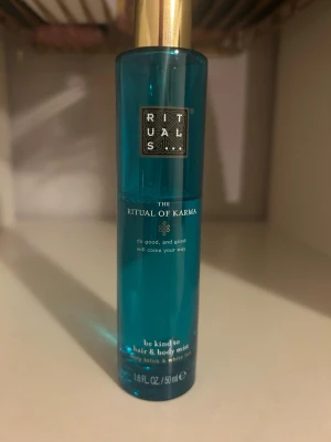 Rituals Body Mist - En body mist från Rituals, från kollektionen Ritual of Karma. Doftar härligt av vitt te och lotus, riktig fräsch doft! Ca 60% kvar i flaskan, vilket motsvarar ca 30 ml. 