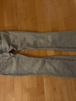 Grå jeans med raka ben - Säljer ett par grå jeans som är väldigt low waist bootcut, de är mer bootcut än vad det ser ut som på bilden. Köpte dem på Gina tricot för ca 400 kr och säljer dem nu endast för 150kt. Jag har använt dem 1 gång, säljer dem endast för att jag aldrig använder dem! Rekommenderas verkligen till dig som gillar Stockholmsstil!