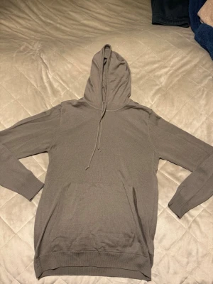 Stickad huvtröja j.lindberg - Stickad huvtröja i olivbrjn nyans från j.lindberg knappt använd. 100% merinoull 