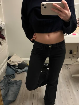 Svarta bootcut jeans från only  - Säljer ett par svarta bootcutt jeans🖤🖤 super snygga och low waist  