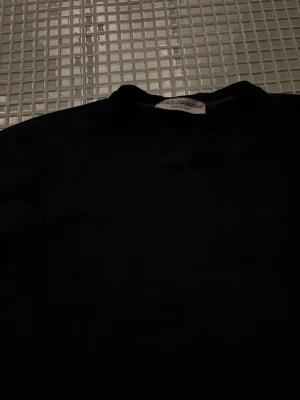 Marinblå Dolce & Gabbana - Riktigt stilig och unik marinblå sweatshirt från Dolce & Gabbana, köpt i Italien. Står vid nacken dolce Gabbana men annars inga mönster eller så på tröjan. Riktigt stilig och unik men passar tyvärr inte mig längre. Storlek XS. 